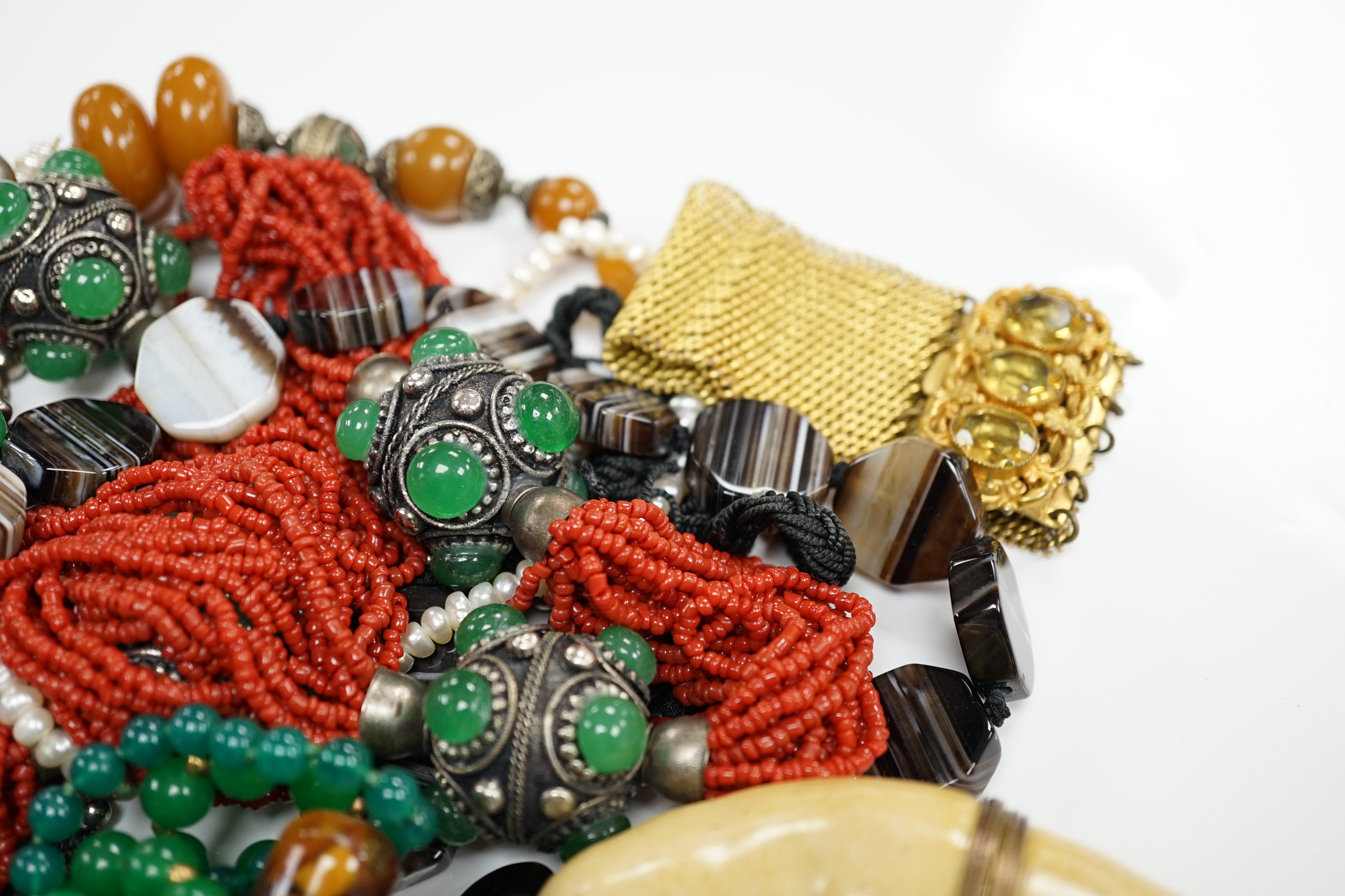 Assorted costume and other jewellery including tortoiseshell and pique drop earrings, agate necklace, etc.